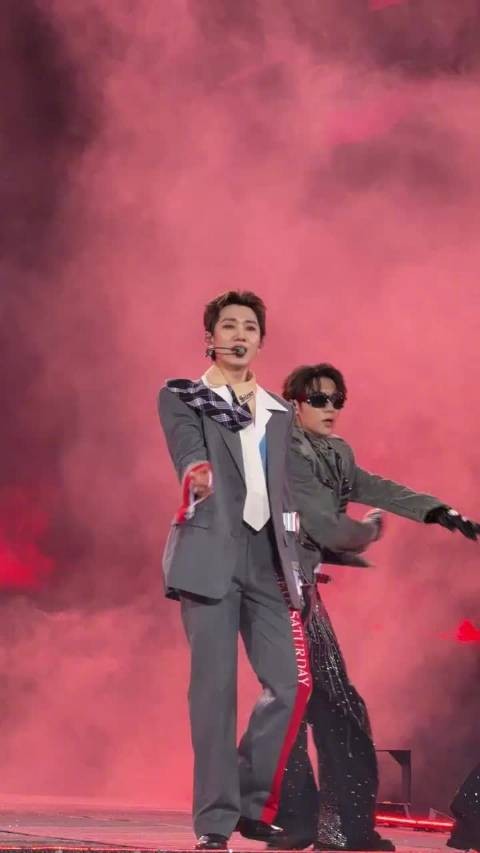 汪苏泷演出彩带从天而降,将音乐情绪具象化