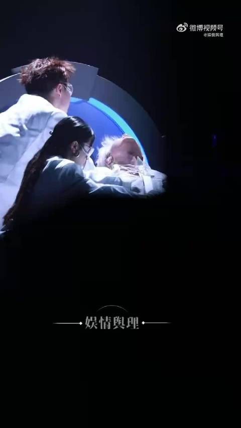黄明昊重庆场片段展现沉浸式挣扎神态