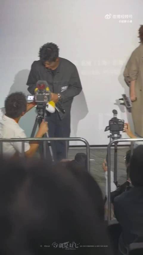 陈飞宇路演发娃娃赔礼,反差举动逗乐观众