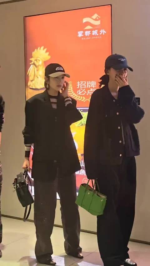 周翊然机场遭私生围堵,现场人数超预期