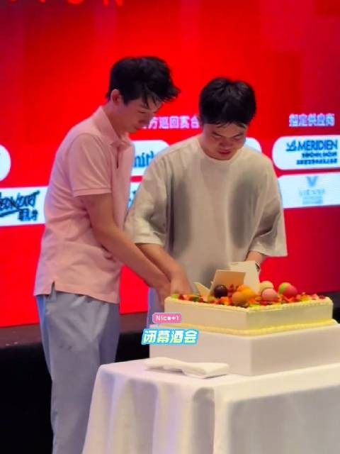 决赛结束后的闭幕晚宴,吴宜泽和袁思俊一起切蛋糕!