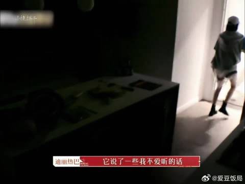 热巴力压摄像机，生气似撒娇萌态十足