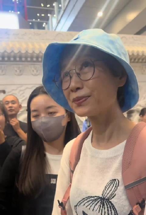 叶童线下亲切回应粉丝,大方合影交谈暖心