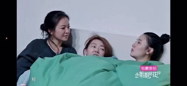 阿雅回忆父亲病重，大S第一时间赶到医院安慰