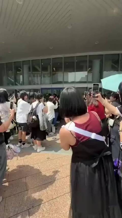 头一回见“纸人男团”,一群粉丝对着虚拟偶像狂欢…