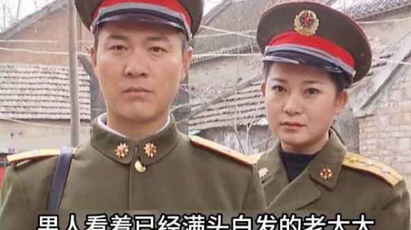 儿子参军20年回到家乡，母亲早已白发苍苍