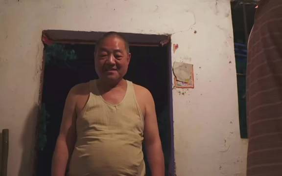 男子入赘首日磕九个响头，睡杂物间