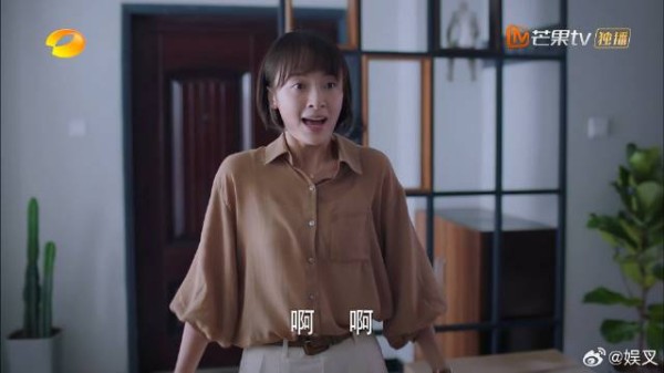 子秋在房间沐浴 没想到明月直接闯进门,两人对视尴尬了