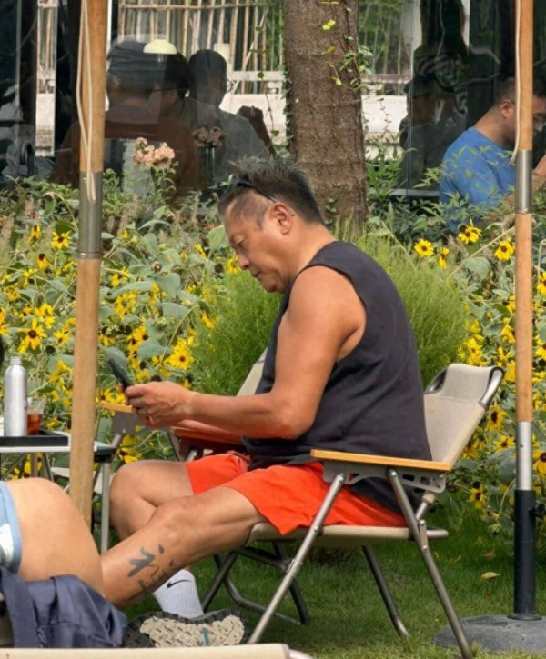 香港知名男星穿背心短裤被拍，小腿纹身入镜，与当年判若两人