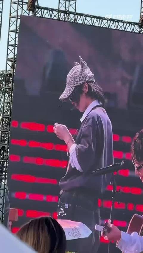 华晨宇亲手为三位生日粉丝戴同款项链