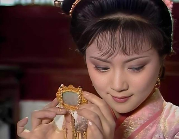 曹雪芹两次写薛宝钗“脸若银盆”，原来是在抄《金瓶梅》？真相扎心了