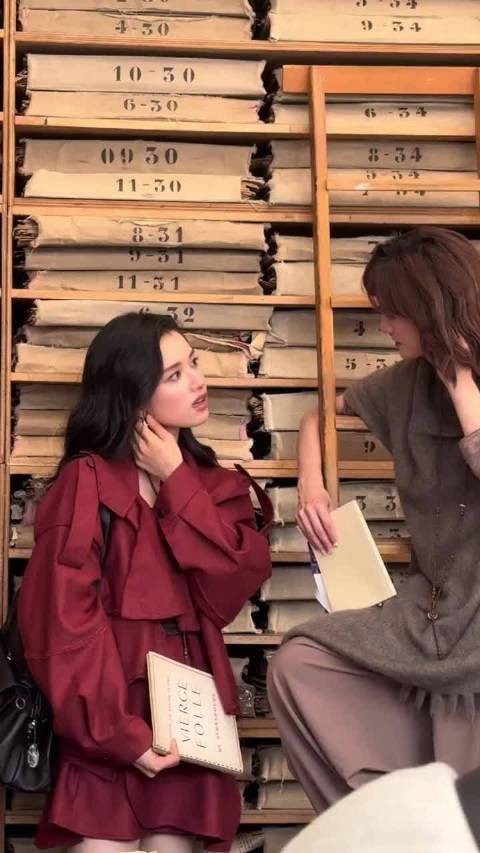 文淇张婧仪巴黎同框,这个对视也太超过了