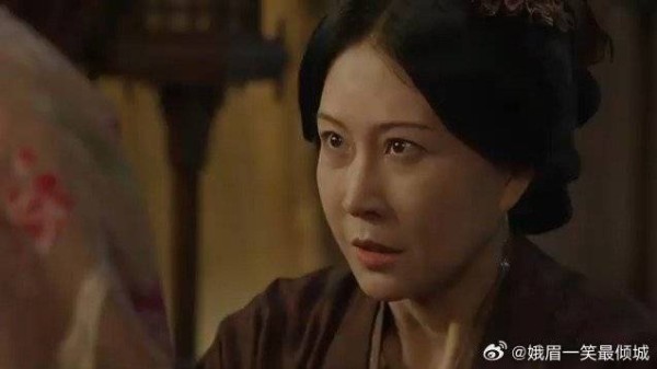 嬷嬷到处显摆自己的大金镯子,却成了她贪污的罪证