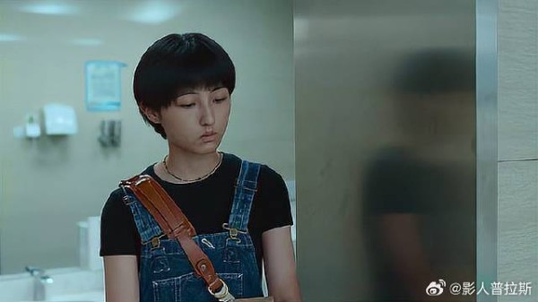 姐姐趁弟弟上厕所抛弃他 见他痛哭模样，心软带他回家