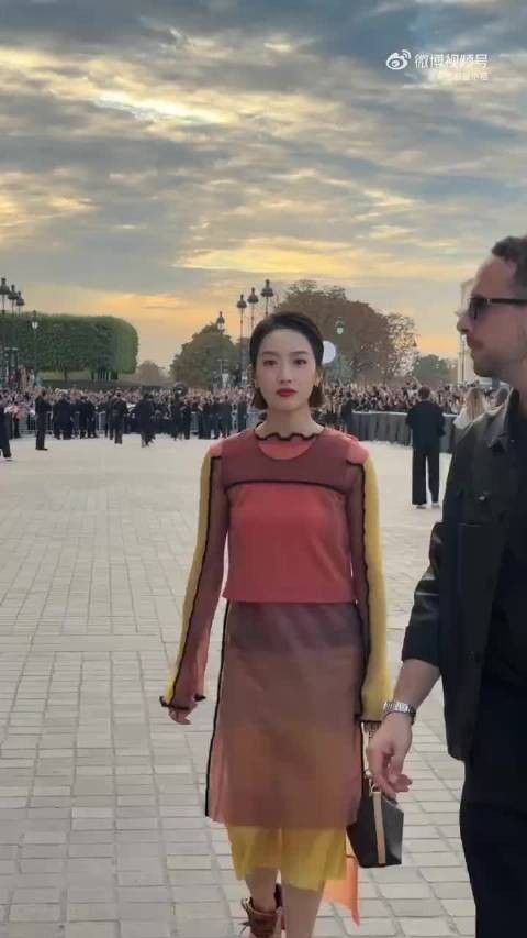 宋茜利落短发雀斑妆登场，女王气场引尖叫