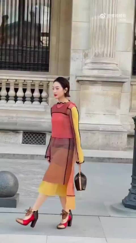 宋茜亮相LV大秀入场引尖叫，海外观众齐呼Victoria