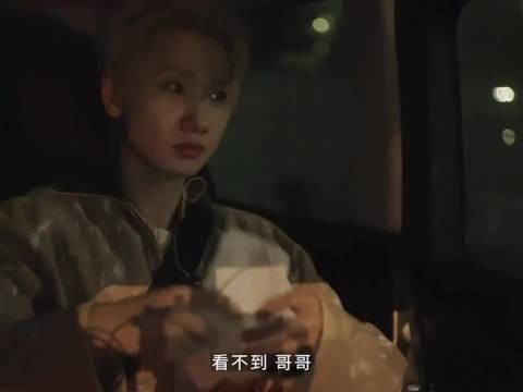 汪苏泷车内见粉丝主动挥手,温馨画面
