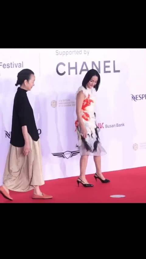 周迅奚美娟釜山同框,灵气端庄惊艳亮相