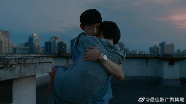 张子枫为弟弟烦心 梁靖康一把抱住安慰,男友力十足!