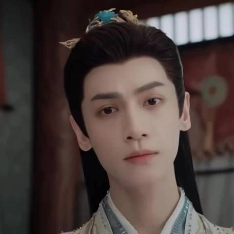 临场反应太绝了,随口接的台词自然不生硬,一下子就让角色鲜活起来