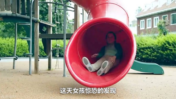 姐姐从滑梯上刚滑下去,紧接着就发现一头狮子盯着自己