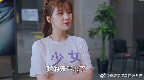 蔡敏敏指导学妹跳舞被质疑，这时元宋来了，帅炸了