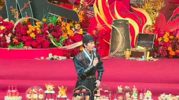 任嘉伦新角色海报晒出，攥绳用力显不认输劲
