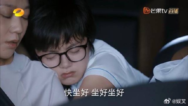 妙妙生病回家,嘴上被妈妈数落,却可以短暂远离校园