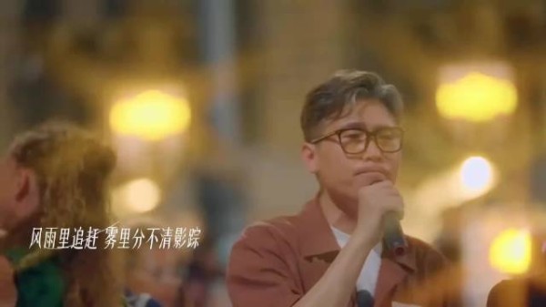 异国街头唱《海阔天空》,刘宇宁和声一出,耳朵都要怀孕了丨地球