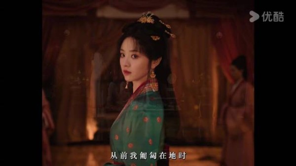 田曦薇分饰魏娆君黛，连站姿都在区分角色