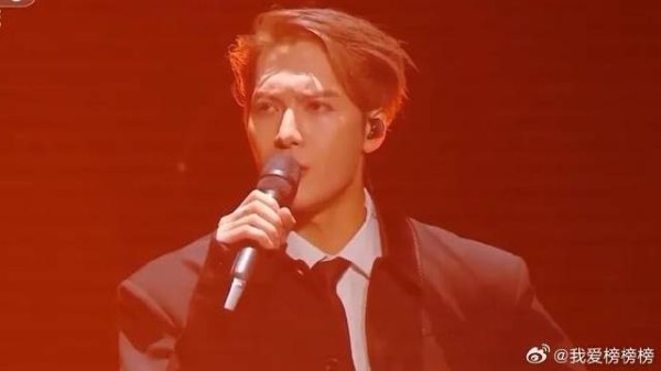 王嘉尔深情演唱歌曲慢慢