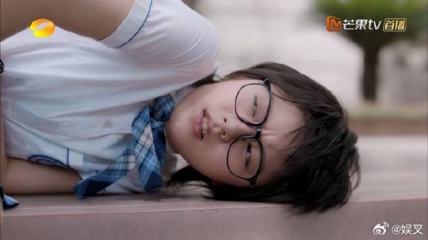 妙妙肚疼到站不起来 瘦小的姐妹背会宿舍,这样的姐妹给我也来一个