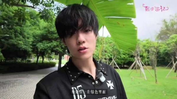 陈少熙香港街头松弛漫步，每一帧都是少年感大片