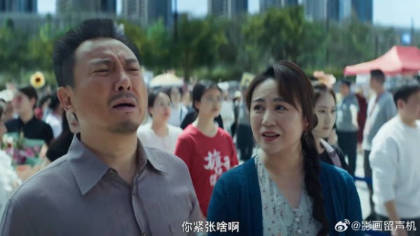 马成钢陪儿子参加高考 头发花白被认成爷爷，下秒怒怼：看看眼睛吧