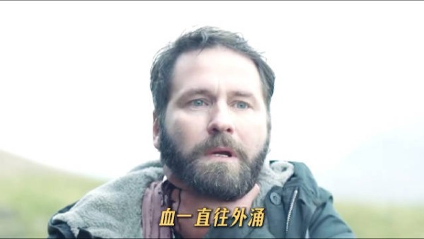 男主人中枪身亡,艾达牵生父手走向苍茫山野