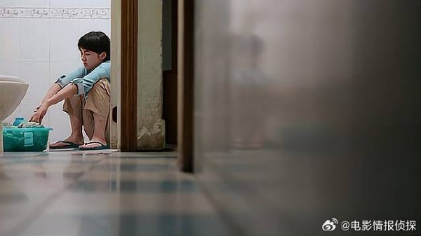 弟弟淘气把饭倒在姐姐床上 姐姐无奈半夜洗床单，心酸