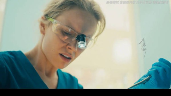 女人突然发现了件诡异的事情，眼前这个帅小伙的头发，竟然从牙齿里长了出来