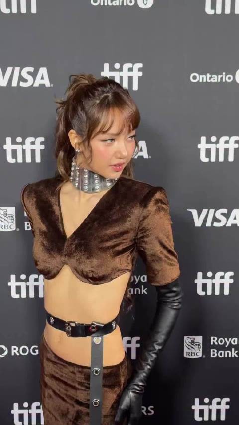 Lisa在多伦多国际电影节红毯 太美啦