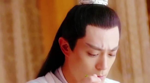 花千骨弄坏千年冰莲，被师父罚不吃饭练剑倒立看书