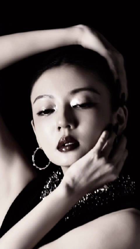 何瑞贤爆炸头妆容刷屏，冷调银闪眼妆野性前卫