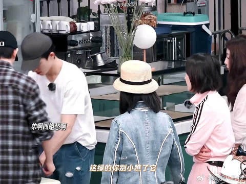 代入一下其他人的视角，感觉真的是在看小学生拌嘴哈哈哈哈哈哈