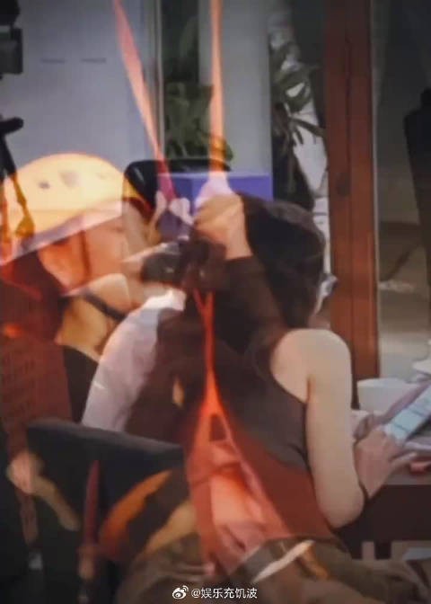 综艺录制条件好原生态,不过还是心疼殷桃,洗完赶紧裹厚衣服暖暖