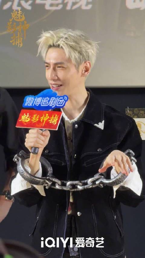 抓到一只玩游戏输了正在撒娇的可爱黎斯@罗云熙Leo ~ 爱撩现场