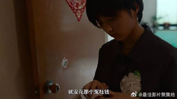 父母去世,亲戚们讨论弟弟抚养问题,女儿看到照片寒心