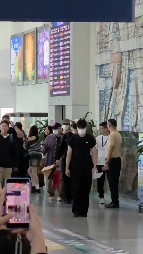 今天KRY达到机场时候  Cr:kai__4.8