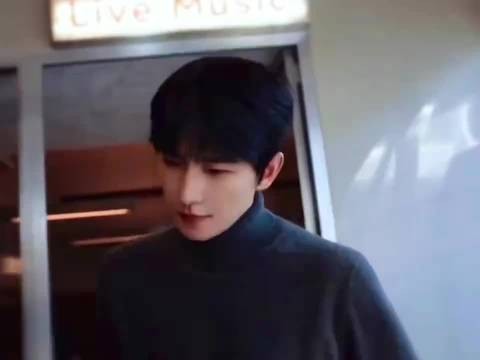这跟求婚没有区别 @杨洋 好优雅的绅士礼 今晚的做梦素材 这谁能不心动