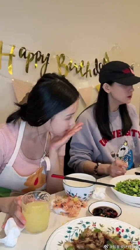 “镜头前的林允丝毫不做作,并没有刻意细嚼慢咽”