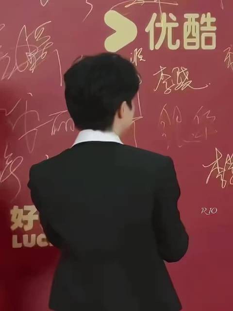 他说话没有距离感,温柔又得体,难怪大家都说老少咸宜,这种亲和力确实难得