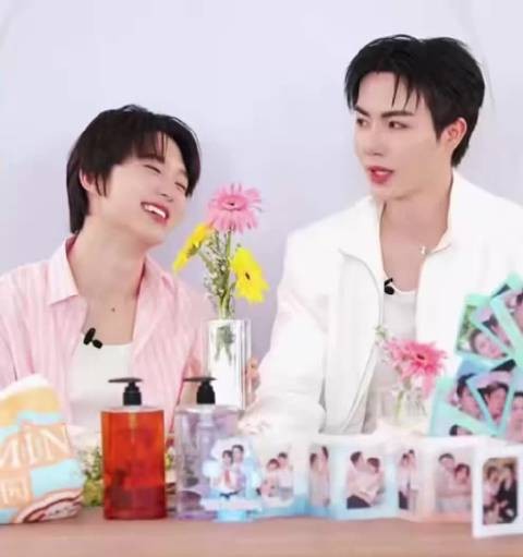 261009 :美丽不就在这吗 它不就在Nhu的脸上吗? 哎哟 好甜 zeenunew