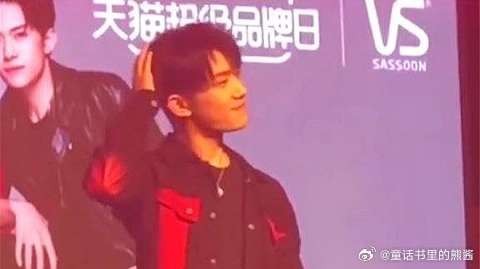 易烊千玺,这孩子好像觉得摸头发这个动作很帅,超可爱的男孩子
